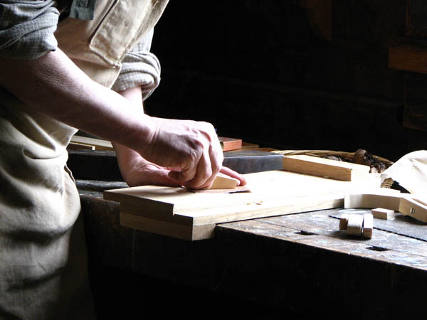Ofrecemos un servicio de <strong>carpintería  de madera y ebanistería en Almonte</strong> adaptado a las necesidades del <strong>cliente</strong>.
